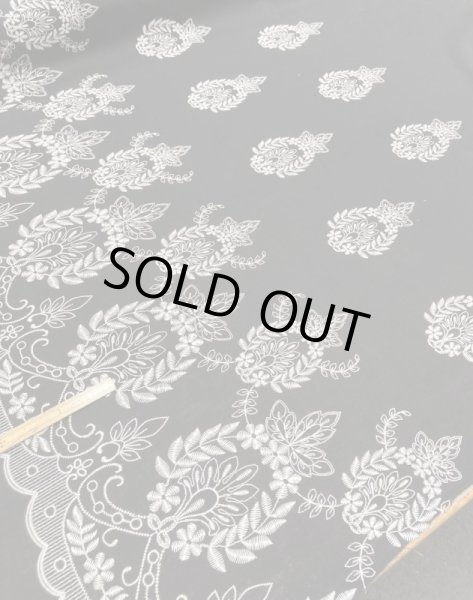 画像5: 生地：片耳スカラップ 刺しゅう風プリント綿（黒／白） (5)