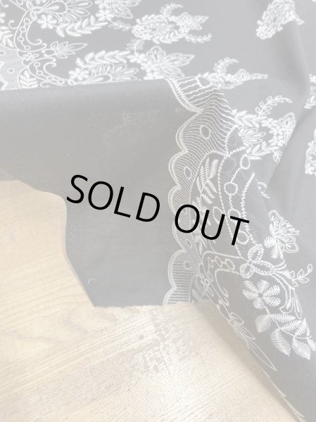 画像6: 生地：片耳スカラップ 刺しゅう風プリント綿（黒／白） (6)