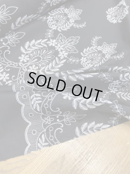画像7: 生地：片耳スカラップ 刺しゅう風プリント綿（黒／白） (7)