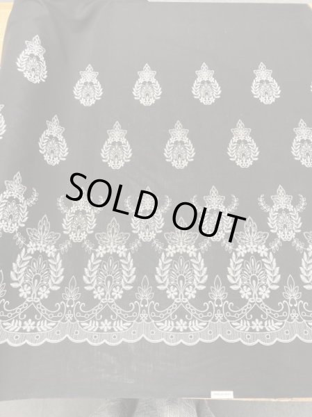 画像9: 生地：片耳スカラップ 刺しゅう風プリント綿（黒／白） (9)