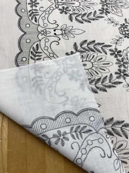 画像2: 生地:片耳スカラップ 刺しゅう風プリント綿(白/黒) (2)