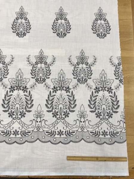 画像3: 生地:片耳スカラップ 刺しゅう風プリント綿(白/黒) (3)