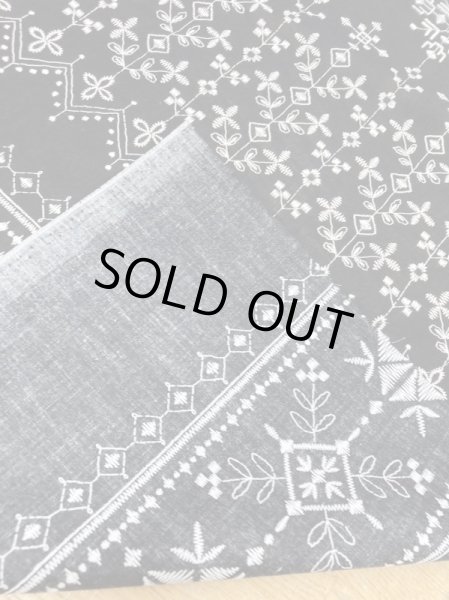 画像2: 生地:クロスステッチ刺しゅう風プリント綿(黒/白) (2)