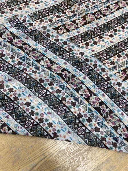 画像3: 生地：花柄ボーダー模様ポリエステルプリント（べージュ／茶） (3)