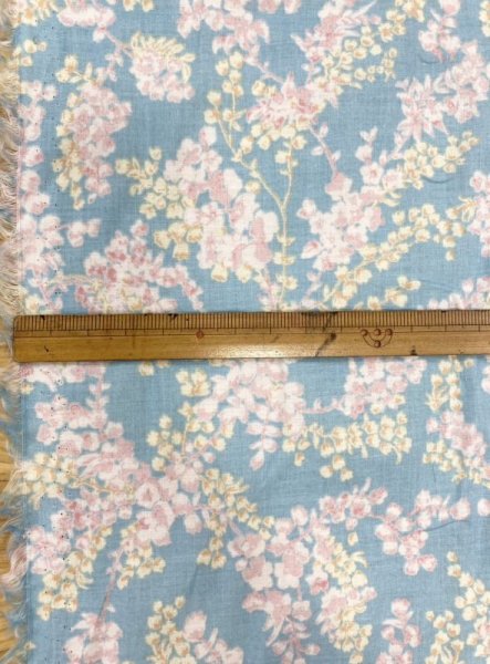 画像2: 生地:綿100%花柄プリント80ローン(水色) (2)