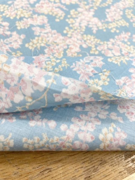 画像4: 生地:綿100%花柄プリント80ローン(水色) (4)