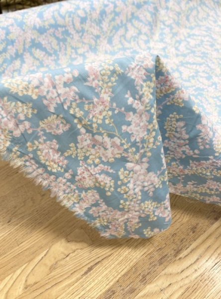 画像5: 生地:綿100%花柄プリント80ローン(水色) (5)