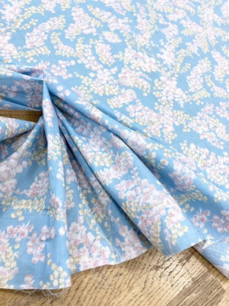 画像6: 生地:綿100%花柄プリント80ローン(水色) (6)