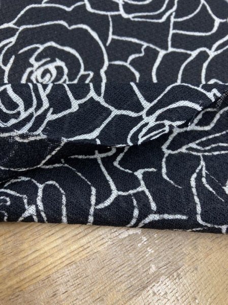 画像4: 生地:透かし編みポリエステル100%薔薇柄プリント(黒/白) (4)