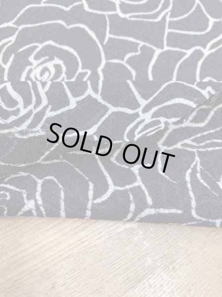 画像4: 生地：透かし編みポリエステル100％薔薇柄プリント（黒／白） (4)