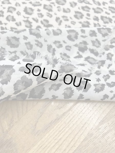 画像4: 生地:ヒョウ柄プリントポリエステル(白/グレー/黒) (4)