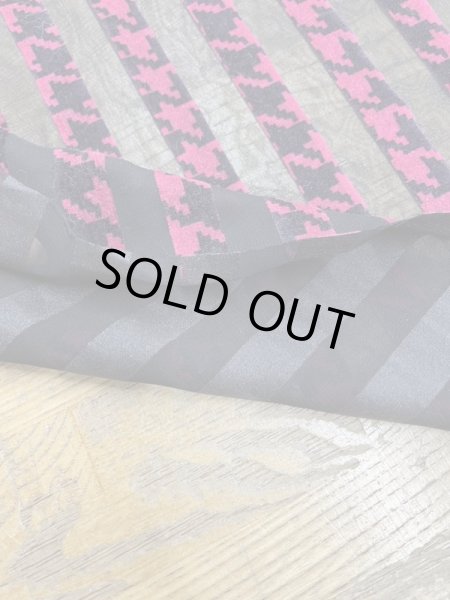 画像4: 生地:ダブル幅シフォン千鳥格子柄フロッキー加工(ピンク/黒) (4)