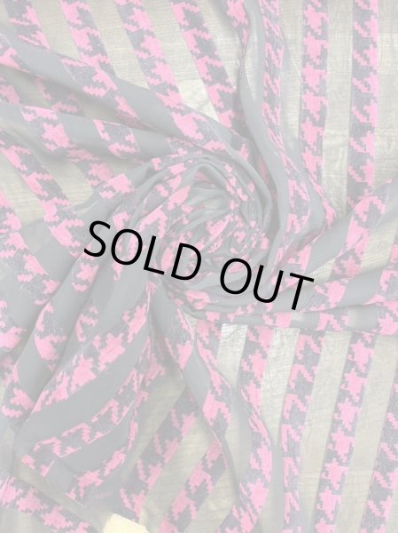 画像7: 生地:ダブル幅シフォン千鳥格子柄フロッキー加工(ピンク/黒) (7)