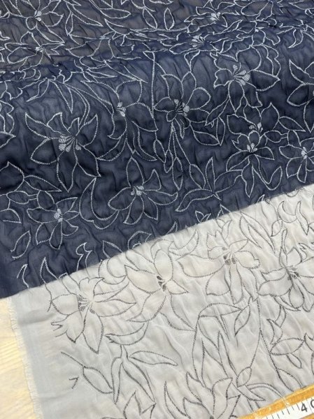 画像8: 生地:ポリ100%ふくれ加工花柄接結プリント(紺/白) (8)