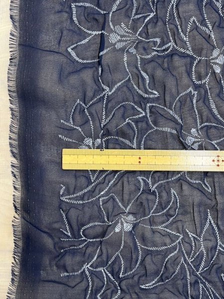 画像2: 生地:ポリ100%ふくれ加工花柄接結プリント(紺/白) (2)