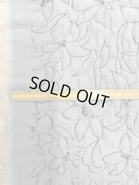 画像2: 生地:ポリ100%ふくれ加工花柄接結プリント(グレー/紺) (2)