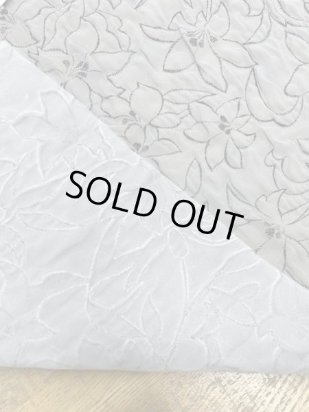 画像3: 生地:ポリ100%ふくれ加工花柄接結プリント(グレー/紺) (3)