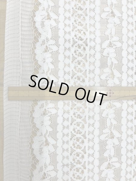 画像2: 生地：ポリ100％花柄ボーダーレース（オフ白） (2)