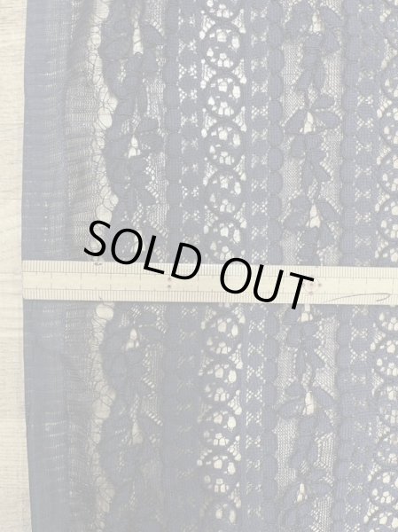 画像2: 生地:ポリ100%花柄ボーダーレース(紺) (2)