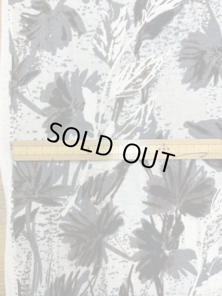 画像2: 生地:綿100%柄プリント天竺ニット(グレージュ/茶) (2)