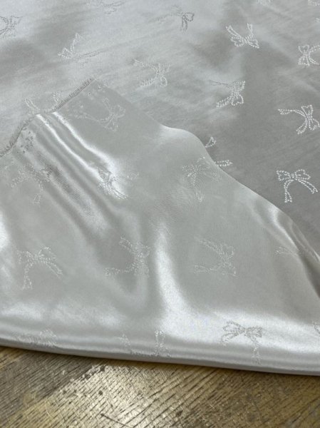 画像3: 生地：シルクタッチレーヨン100％リボン柄（薄ベージュ） (3)