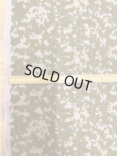 画像2: 生地:ウール100%迷彩柄プリント(ベージュ/緑) (2)