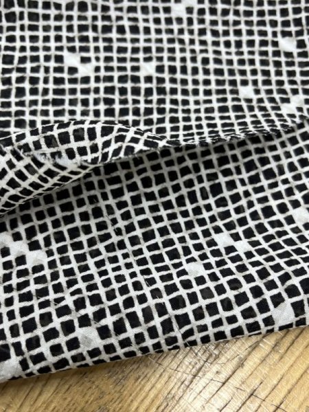 画像4: 生地：ポリエステル100％ちりめん風プリント（生成／茶） (4)