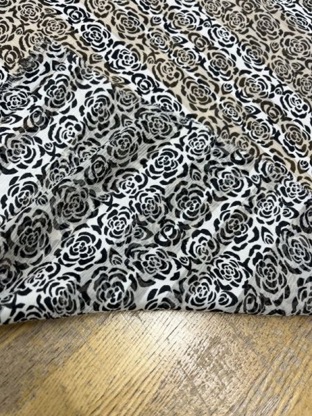 画像3: 生地:薔薇柄プリント楊柳ポリエステル(白/黒) (3)