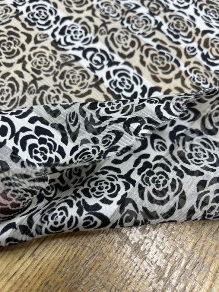 画像4: 生地:薔薇柄プリント楊柳ポリエステル(白/黒) (4)