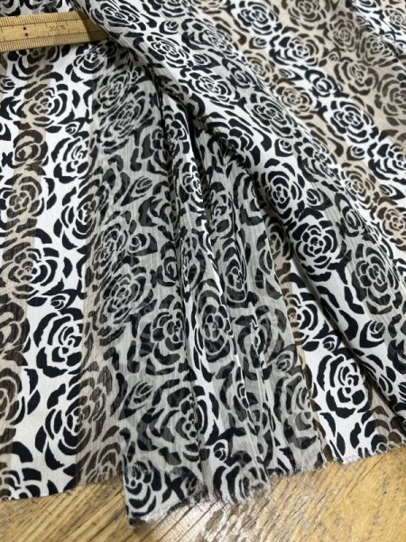 画像5: 生地:薔薇柄プリント楊柳ポリエステル(白/黒) (5)