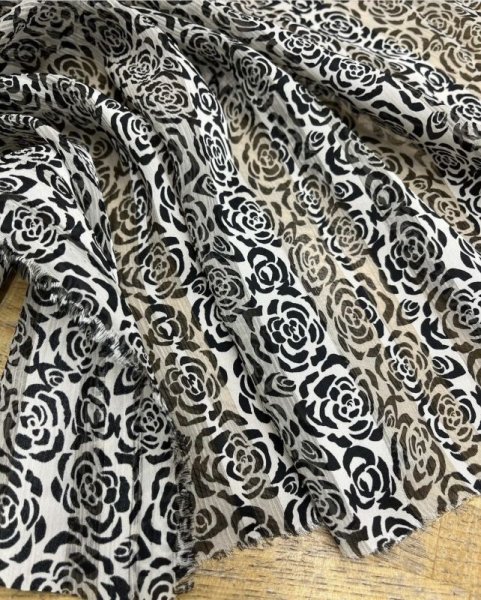 画像9: 生地:薔薇柄プリント楊柳ポリエステル(白/黒) (9)