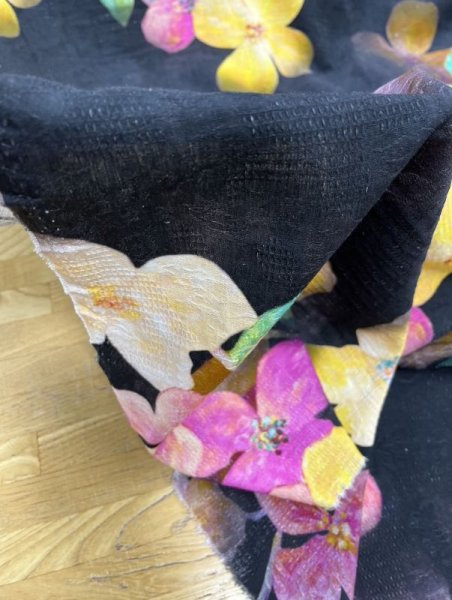 画像8: 生地：綿100％BIGフラワー柄プリント（黒） (8)