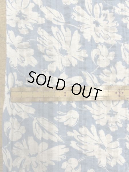 画像2: 生地:綿100%花柄プリントリップルニット(水色/白) (2)