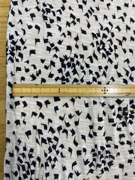 画像2: 生地:綿100%柄プリント天竺ニット(グレージュ/黒) (2)