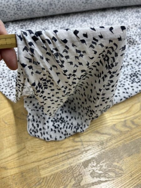 画像8: 生地:綿100%柄プリント天竺ニット(グレージュ/黒) (8)