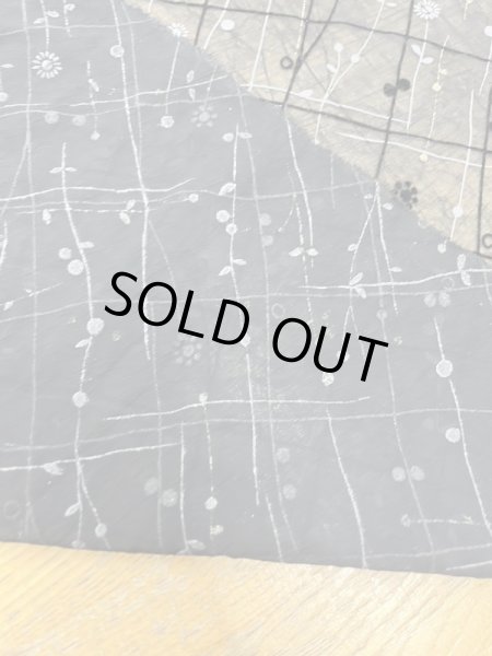 画像3: 生地:ポリエステル100%格子花柄シフォン(黒) (3)