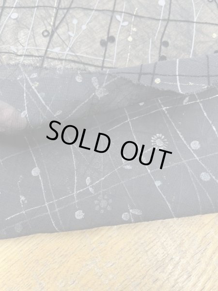 画像4: 生地:ポリエステル100%格子花柄シフォン(黒) (4)