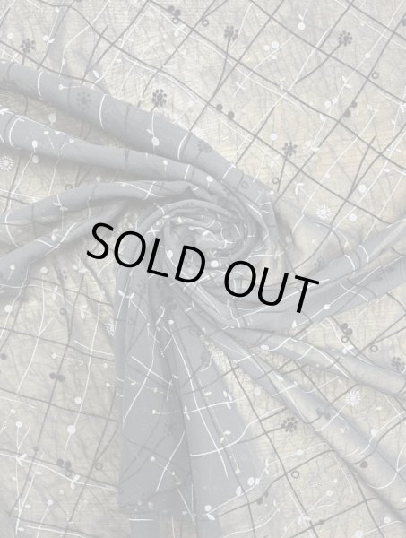 画像6: 生地:ポリエステル100%格子花柄シフォン(黒) (6)