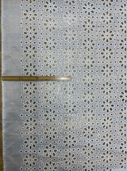画像1: 生地：綿ポリ花柄刺繍レース（白） (1)