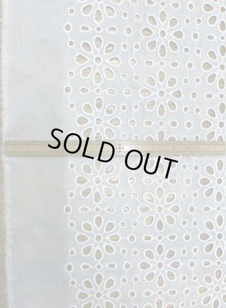 画像2: 生地:綿ポリ花柄刺繍レース(白) (2)