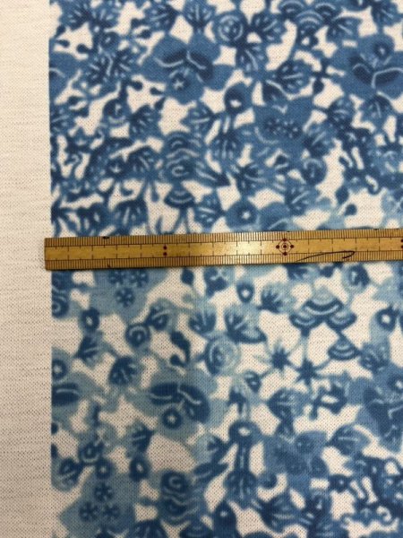 画像2: 生地:花柄ポリエステルニット(白/水色) (2)