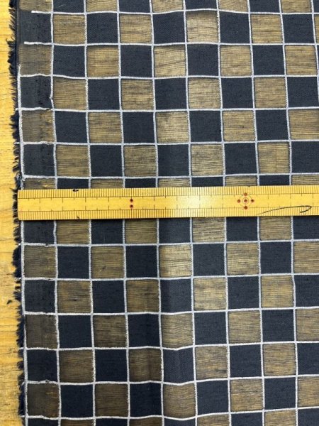画像2: 生地:ポリエステル100%シアー素材格子柄(紺) (2)