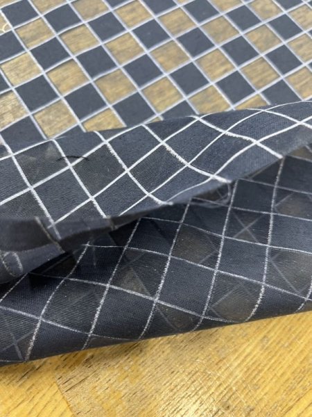画像4: 生地:ポリエステル100%シアー素材格子柄(紺) (4)