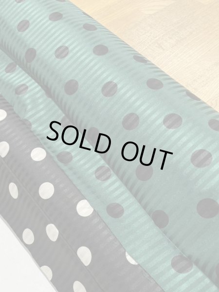 画像10: 生地:ポリストレッチサテンジャガード水玉柄プリント(黒/生成) (10)