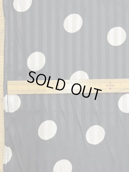 画像2: 生地:ポリストレッチサテンジャガード水玉柄プリント(黒/生成) (2)