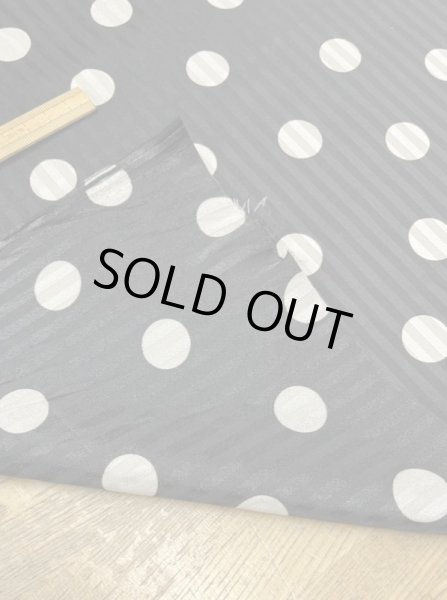 画像3: 生地:ポリストレッチサテンジャガード水玉柄プリント(黒/生成) (3)