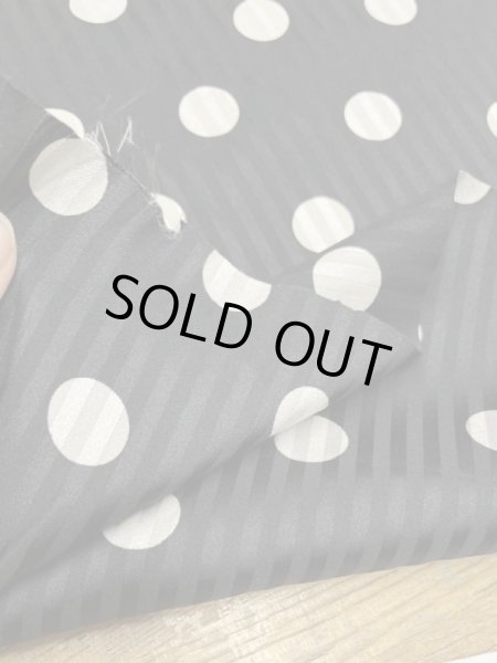 画像4: 生地:ポリストレッチサテンジャガード水玉柄プリント(黒/生成) (4)