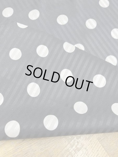 画像5: 生地:ポリストレッチサテンジャガード水玉柄プリント(黒/生成) (5)