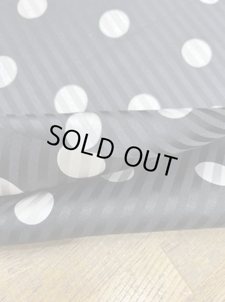 画像6: 生地:ポリストレッチサテンジャガード水玉柄プリント(黒/生成) (6)