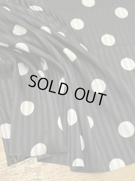 画像7: 生地:ポリストレッチサテンジャガード水玉柄プリント(黒/生成) (7)